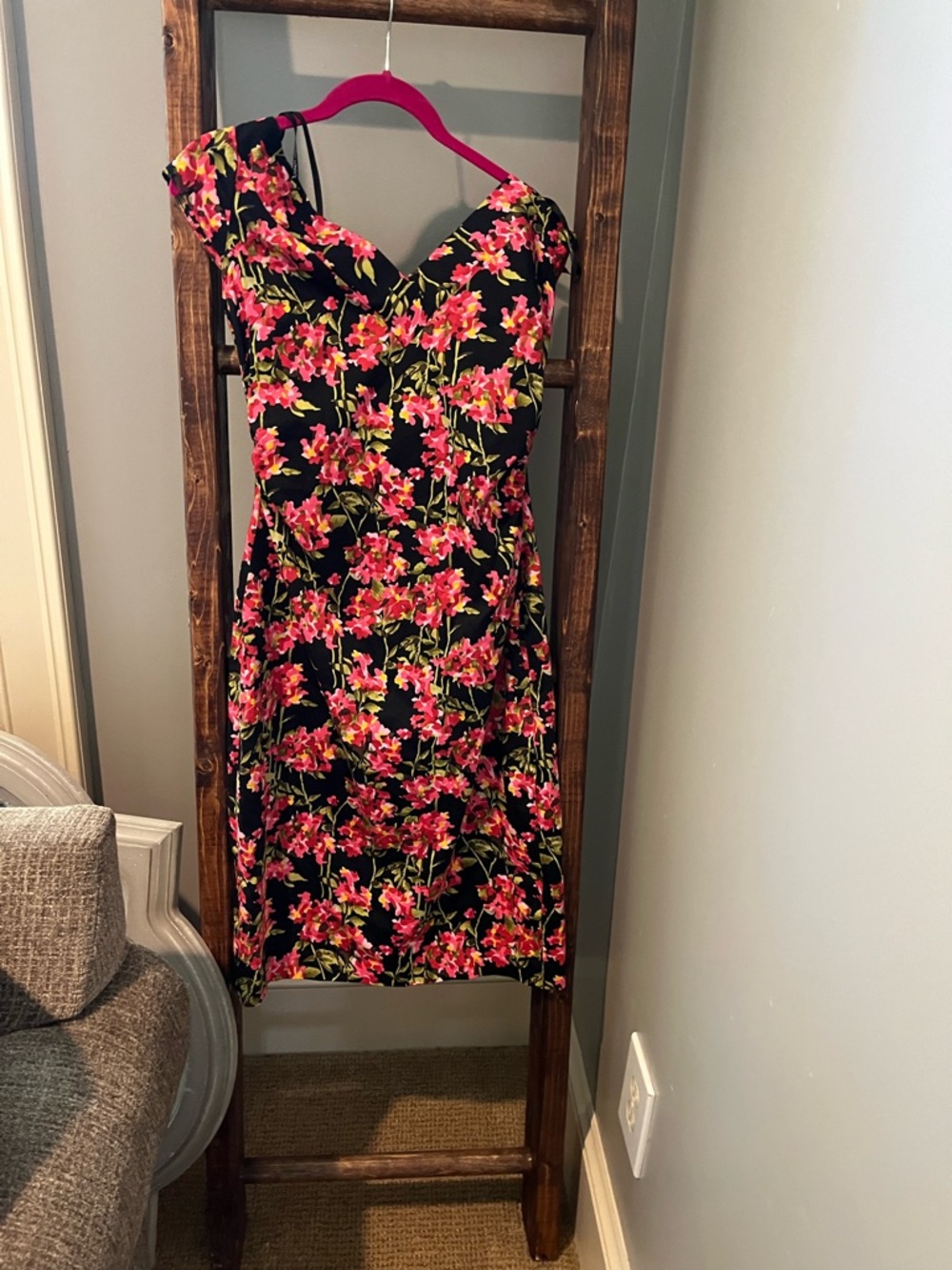 Maggy London floral sheath dress v-neck size 4 very colorful hidden side zip